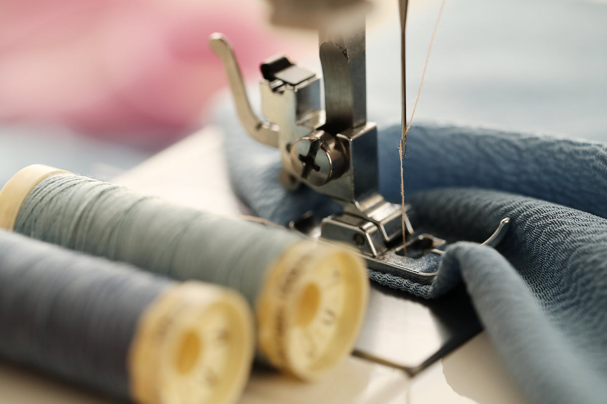  NEX Juego de hilos de coser surtidos de bobinas de algodón para  máquina de coser, 24 colores 1000 yardas cada uno : Arte y Manualidades